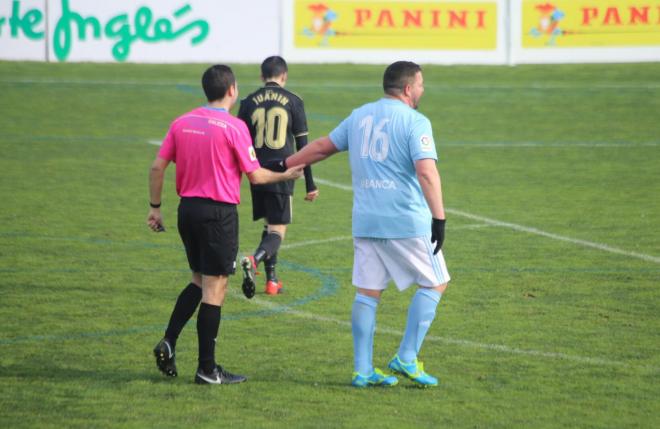 Un jugador del Celta Integra le da la mano al árbitro durante el partido contra el Oviedo de LaLiga Genuine (Foto: Iris Miquel).