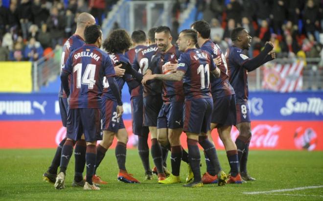 Los jugadores del Éibar celebran un gol ante el Girona.