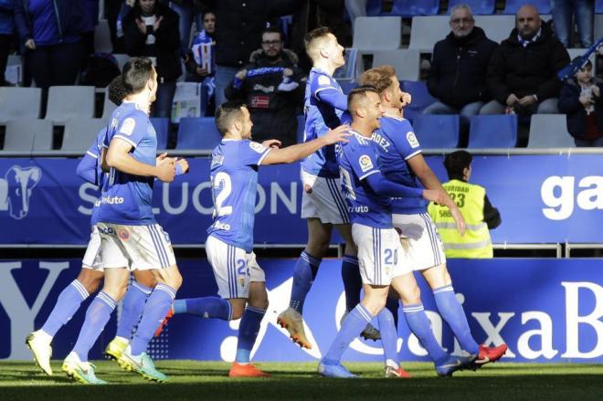 El Oviedo celebra uno de los goles ante el Cádiz (Foto: LaLiga).