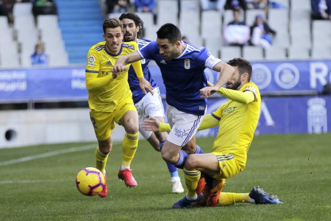 Un lance del Real Oviedo-Cádiz (Foto: Luis Manso).