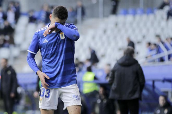 Javi Hernández se lamenta durante el Real Oviedo-Cádiz (Foto: Luis Manso).