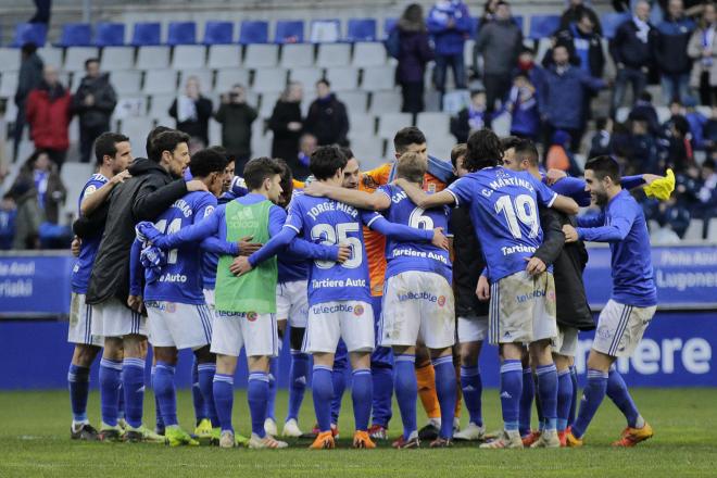 Los jugadores del Real Oviedo una piña tras ganarle al Cádiz en el Tartiere (Foto: Luis Manso).