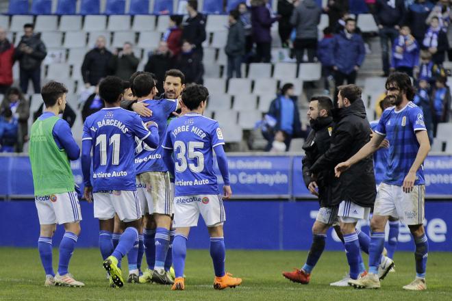 Jugadores del Real Oviedo celebran la vistoria de la pasada temporada ante el Cádiz (Foto: Luis Manso).
