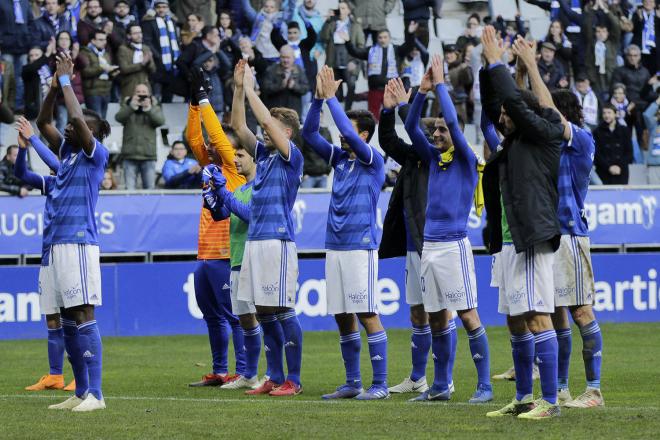 Los jugadores del Real Oviedo celebran con la afición el triunfo contra el Cádiz en el Carlos Tartiere (Foto: Luis Manso).