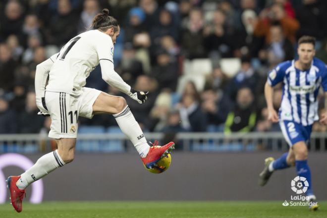 Gareth Bale controla un balón ante el Alavés (Foto: LaLiga Santander).