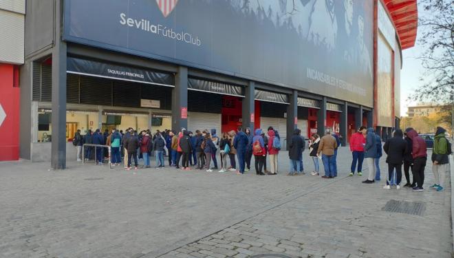 Colas Pizjuán para una entrada. (Foto: Sevilla FC)