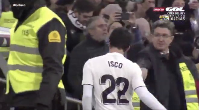 Isco le rechaza el saludo a Chendo al término del Real Madrid-Alavés (Captura del vídeo del Golazo de Gol).