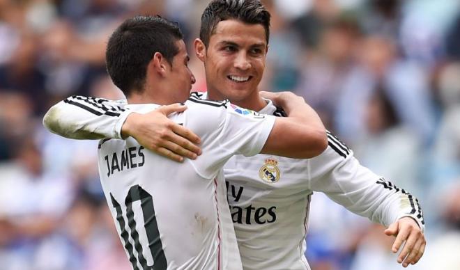 James Rodríguez y Cristiano Ronaldo se abrazan durante su etapa juntos en el Real Madrid.