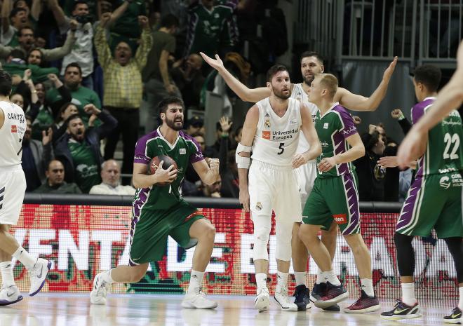 La afición celebra el rebote de Dani Díez ante el Real Madrid (Foto: ACb Photo / M. Pozo).