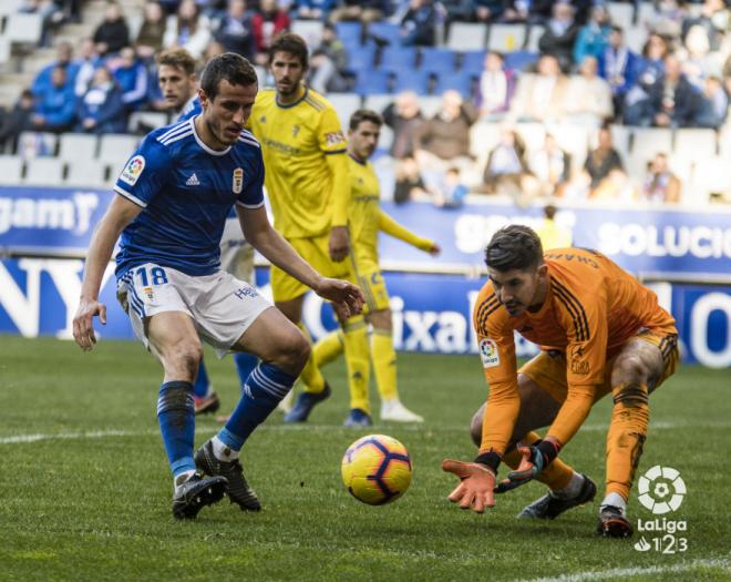 Champagne atrapa un balón ante la mirada de Christian (Foto: LaLiga).