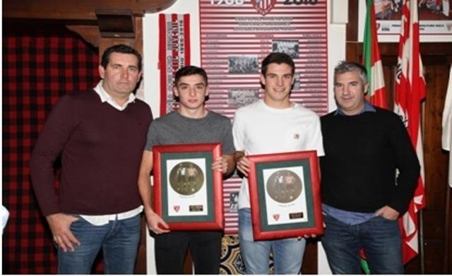Oier Zarraga y Mikel Kortazar fueron premiados por la Peña Juvenil del Athletic Club en 2017.
