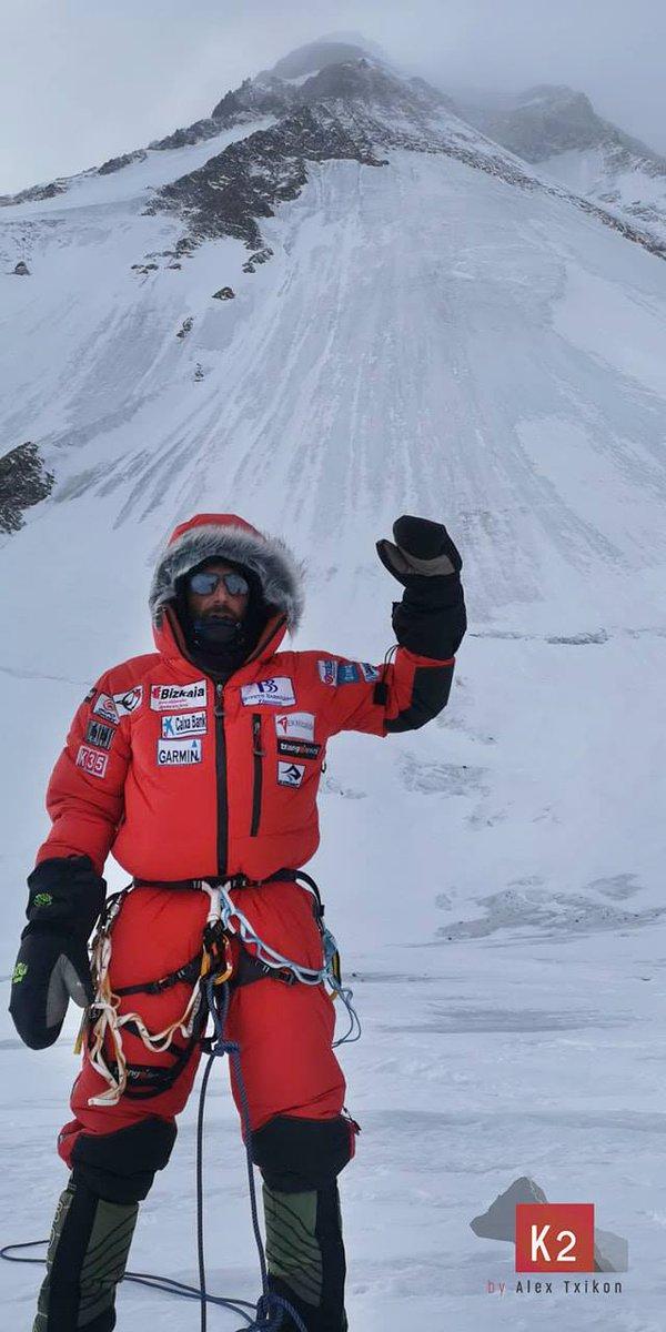 Álex Txikon sigue con paso firme en su expedición en el K2 en invierno