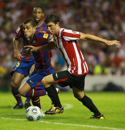 De Marcos pelea por un balón con Alves en el choque de la Supercopa de 2009 en San Mamés (Foto: Athletic Club).