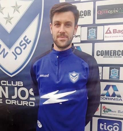 Iker Hernández posa con la equipación del San José boliviano (Foto: Club San José).