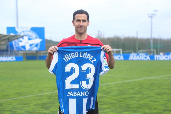 Iñigo López posa con la camiseta del Deportivo (Foto: Iris Miquel).