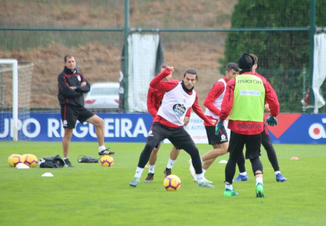 Ejercicio con balón en la ciudad deportiva de Abegondo (Foto: Iris Miquel).