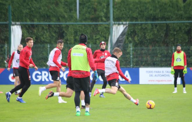 Los jugadores del Deportivo realizan un ejercicio de pases en Abegondo (Foto: Iris Miquel).