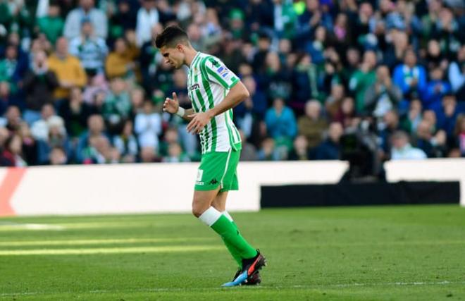 Marc Bartra se retira lesionado ante el Atlético (Foto: Kiko Hurtado).