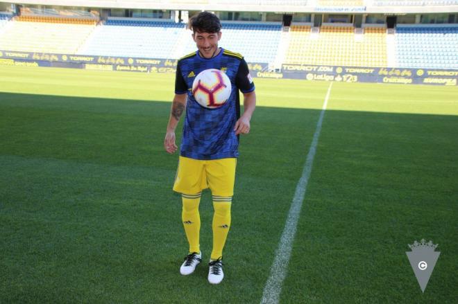Espino da toques en su presentación como nuevo futbolista del Cádiz (Foto: CCF).
