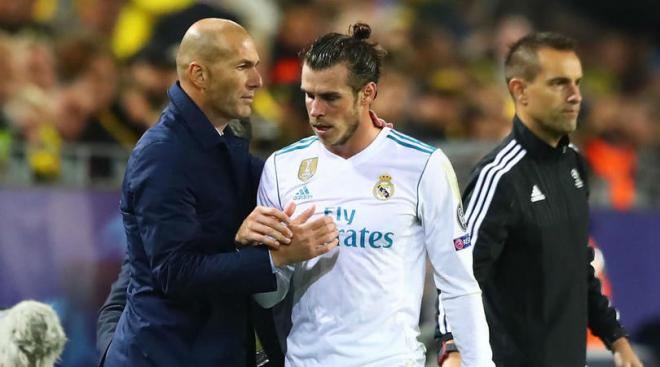 Zinedine Zidane y Gareth Bale se saludan tras un cambio.