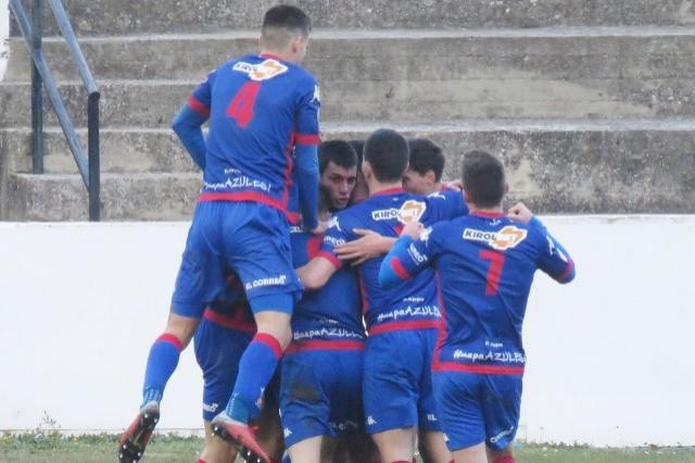 Los jugadores del Amorebieta celebran un gol en Urritxe (Foto: SDA).