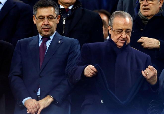 Josep María Bartomeu y Florentino Pérez, los dos presidentes que andan detrás de Lautaro Martínez, durante el Clásico entre Barcelona y Real Madrid.