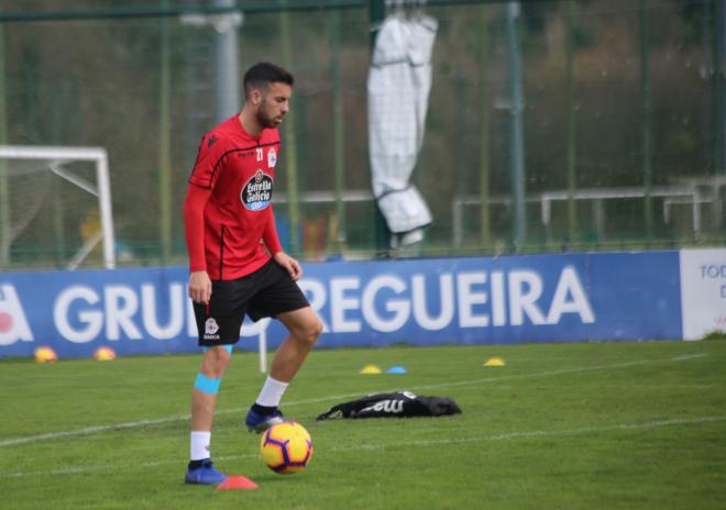 Edu Expósito, en un entrenamiento del Deportivo (Foto: Iris Miquel).