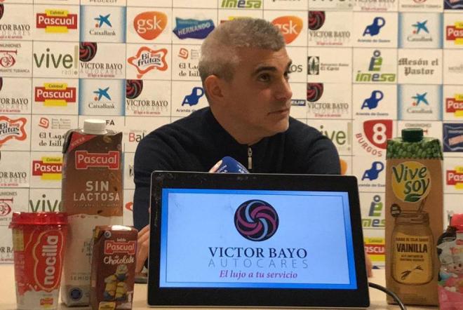 Javier de los Mozos, entrenador de la Arandina, en sala de prensa.