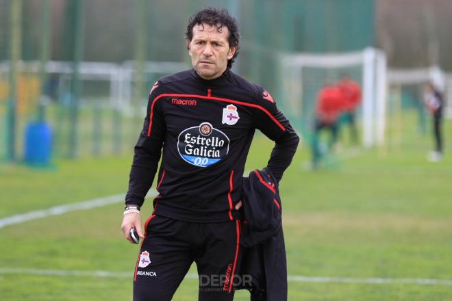 Luisito, entrenador del Fabril, durante un entrenamiento con el equipo (Foto: RCD).
