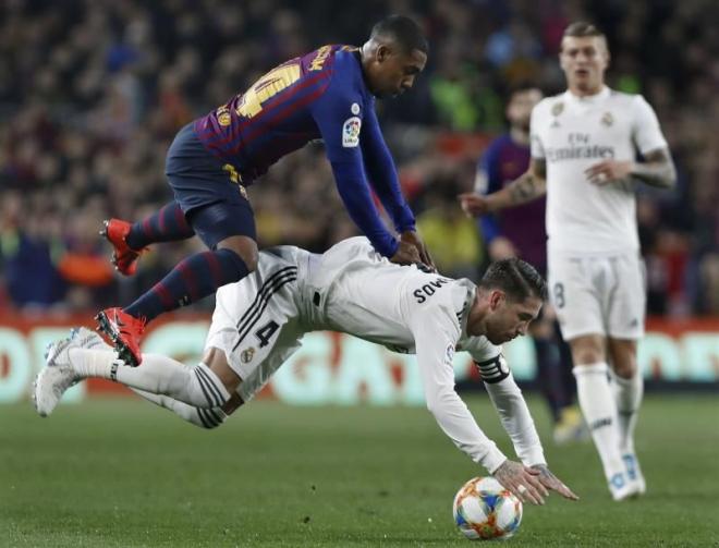 Malcom intenta saltar a Sergio Ramos en el Clásico Barcelona-Real Madrid.