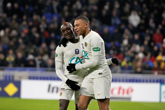 Mbappé y Diaby celebran uno de los goles del PSG.