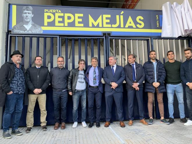 Pepe Mejías, junto a varios integrantes del Cádiz, durante la inauguración de su puerta en Carranza (Foto: CCF).