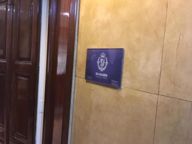 Placa de las oficinas del Pucela en Madrid (Foto: Chus Rodríguez).