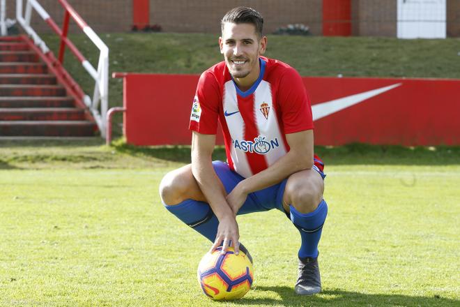 Álex Alegría, en su presentación con e Sporting (Foto: Luis Manso).