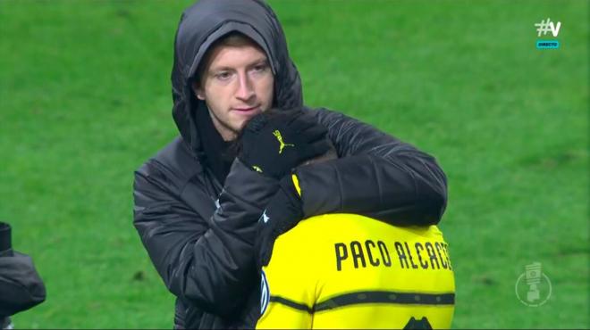 Marco Reus consola a Paco Alcácer tras fallar un penalti en octavos de final de Copa alemana.