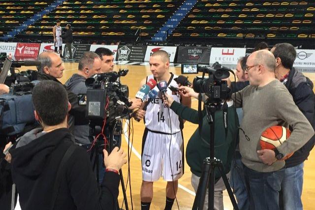 Javi Salgado atiende a los medios en Miribilla (Foto: Bilbao Basket).