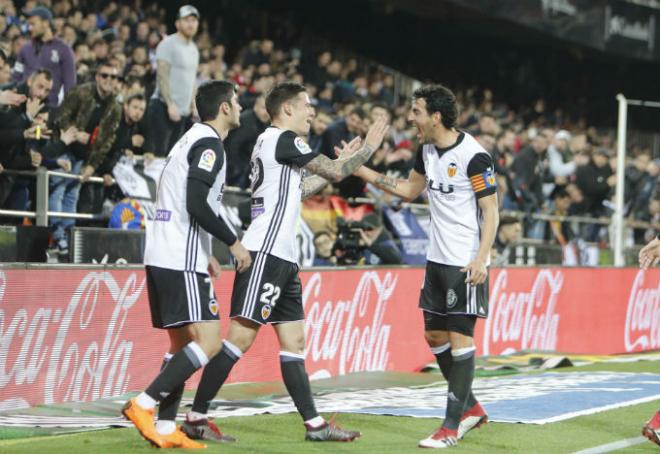 Parejo, Mina y Guedes celebran un gol en Mestalla ante la Real Sociedad.
