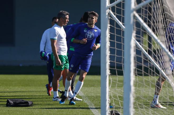 Marc Bartra, en un entrenamiento del Betis (Foto: Kiko Hurtado).