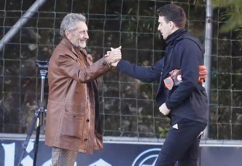 Carlos Mouriño saluda a Juan Villar durante un entrenamiento con el primer equipo (Foto: RCCV).