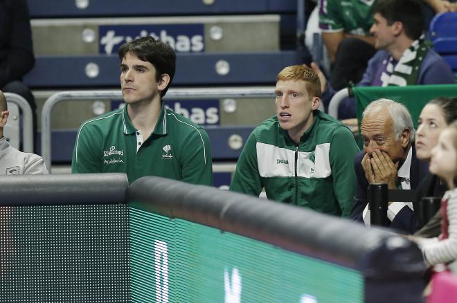 Carlos Suárez, junto a Alberto Díaz, observan un partido desde el banquillo (Foto: ACB Photo).