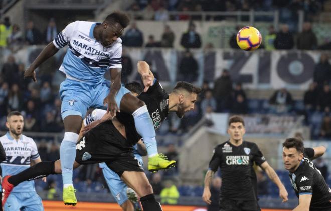 Felipe Caicedo cabecea un envío.