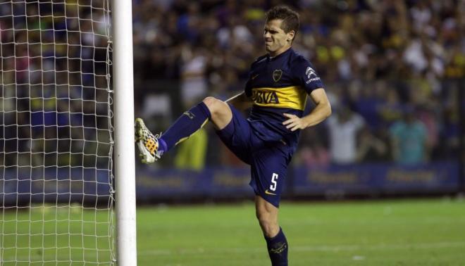Fernando Gago golpea el palo tras fallar una ocasión con Boca Juniors.