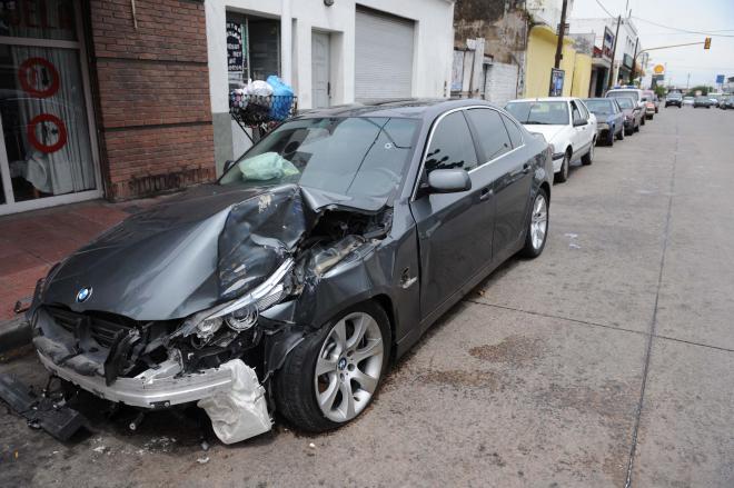 Así quedó su coche tras ser asaltado (Foto: Clarín).