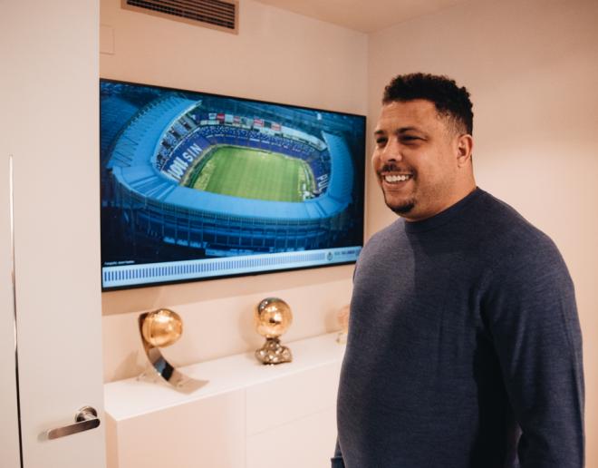Ronaldo Nazario, junto a una imagen del Nuevo Estadio José Zorrilla (Foto: RealValladolid.es)