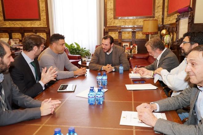 Ronaldo debate con las autoridades el proyecto de reforma de Zorrilla y la ciudad deportiva (Foto: ElDesmarque Valladolid).