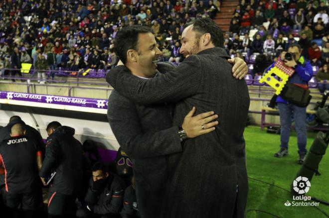 Abrazo entre Calleja y Sergio antes del partido de la pasada temporada en Zorrilla (Foto: LaLiga).