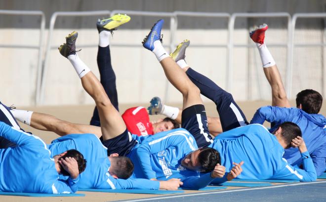 Varios jugadores, haciendo un ejercicio en el Ciudad de Málaga este viernes.