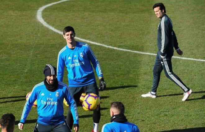 Solari dirige un entrenamiento del Real Madrid.
