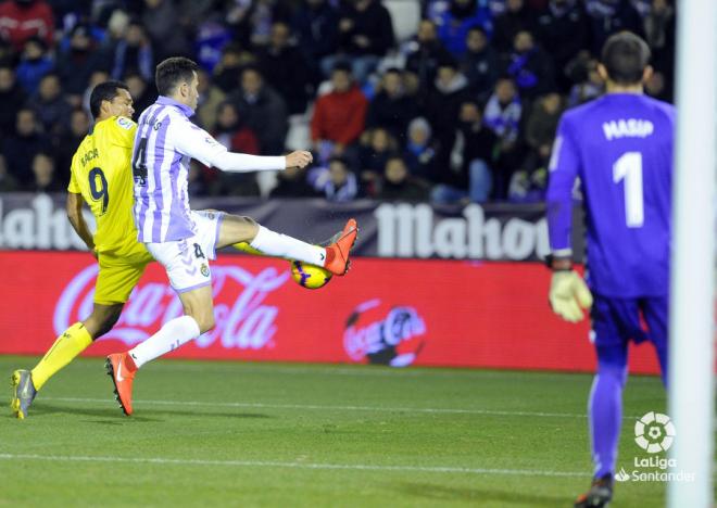 Masip, a la derecha, durante un lance del partido ante el Villarreal (Foto: LaLiga).