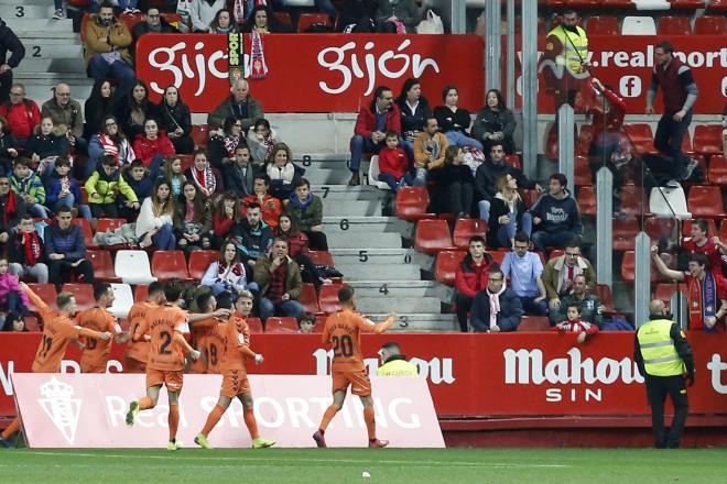 Los jugadores de Osasuna celebran uno de sus tantos en El Molinón (Foto: Luis Manso).